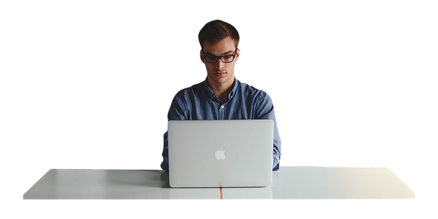 pria sedang bekerja depan laptop dengan background putih